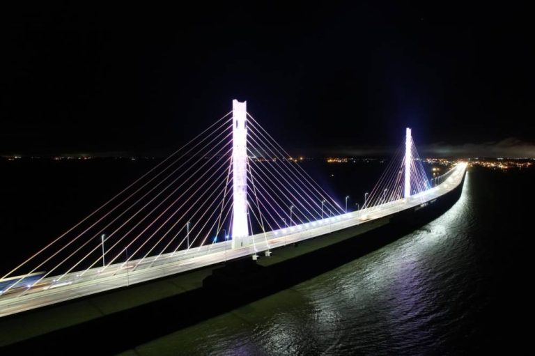 Iluminação da ponte Anita Garibaldi antecipa votos de paz para 2022