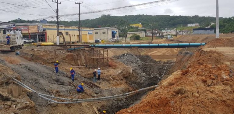 Obras do binário avançam com escavação da trincheira no São Luiz