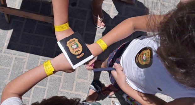 Polícia Civil de SC distribui 50 mil pulseirinhas para as crianças
