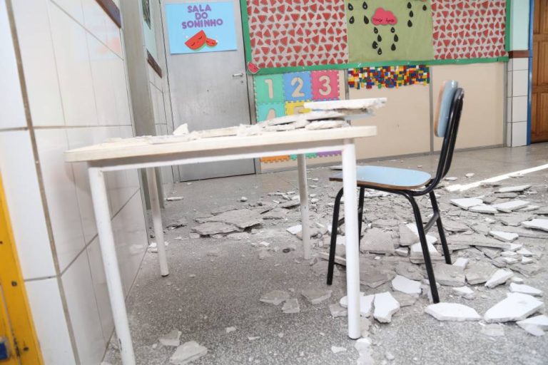 Araranguá: aluna de creche fica ferida após reboco de teto cair