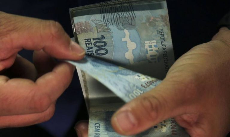 Caminhoneiros saem para almoçar e têm mais de R$ 24 mil roubados