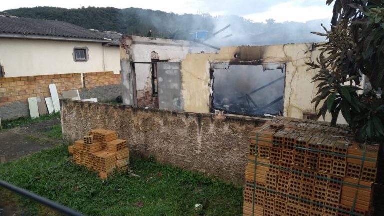 Meleiro: incêndio destrói casa