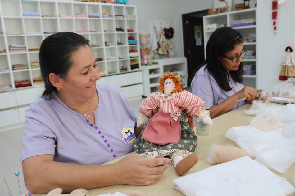 Produção de bonecas de pano por artesãs pode gerar renda