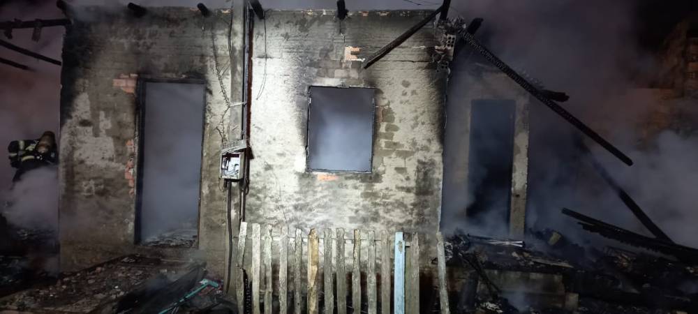 Criciúma: casa mista é destruída por fogo
