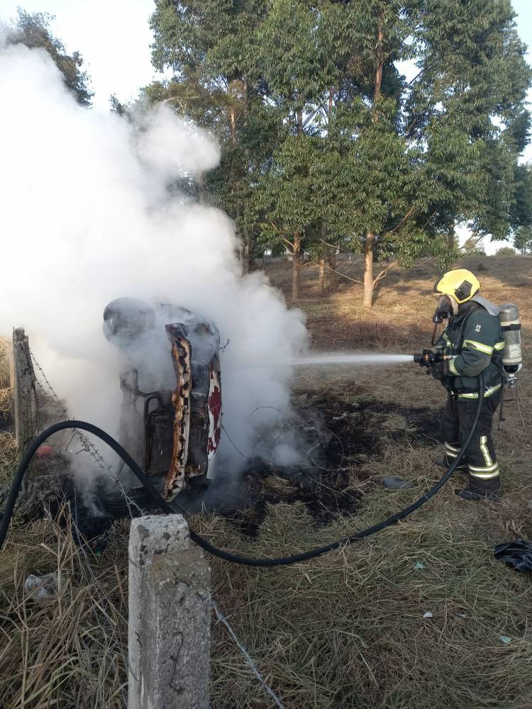 Balneário Rincão: carro pega fogo após capotamento