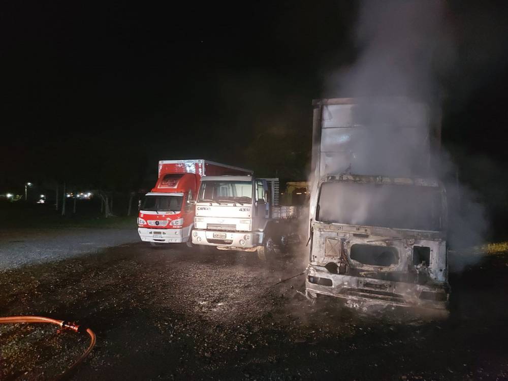 Içara: caminhão é destruído após ser atingido pelas chamas