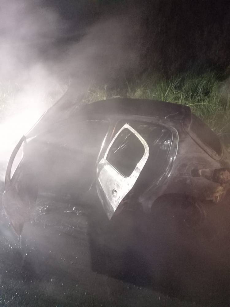 Sombrio: veículo é destruído pelo fogo no bairro Morretinho