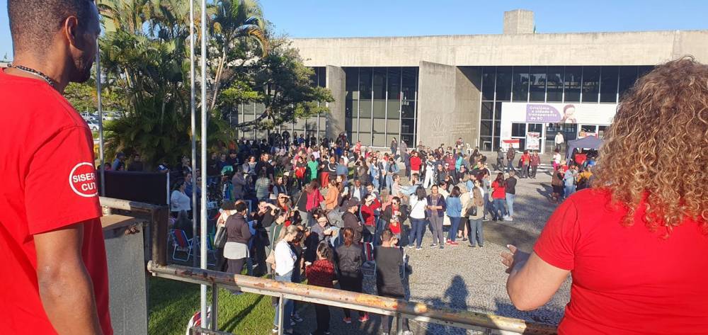 Servidores de Criciúma realizam paralisação em frente à prefeitura