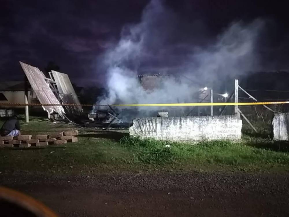Incêndio destrói residência e vítima é resgatada em Araranguá