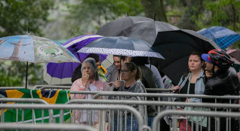 Fãs encaram chuva para se despedir de Rita Lee em velório em São Paulo