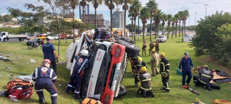 Caminhão betoneira tomba e motorista fica preso às ferragens na Capital