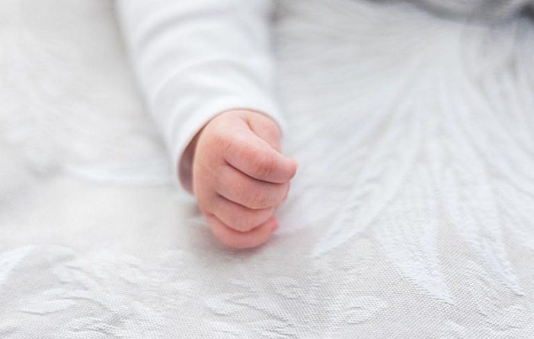 Bebê é deixado com cuidadora e mãe não é localizada em Criciúma