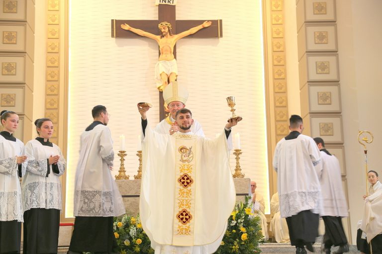 Diácono Douglas é ordenado padre na cidade de Içara