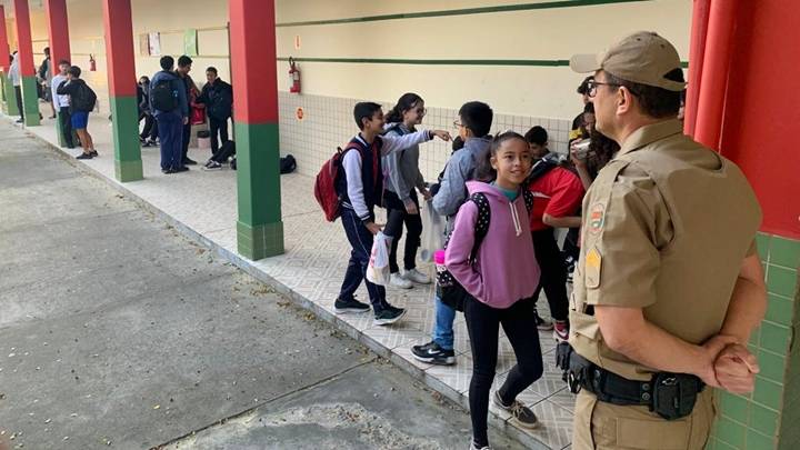 [Escolas do estaduais começam a receber segurança de policiais da reserva]
