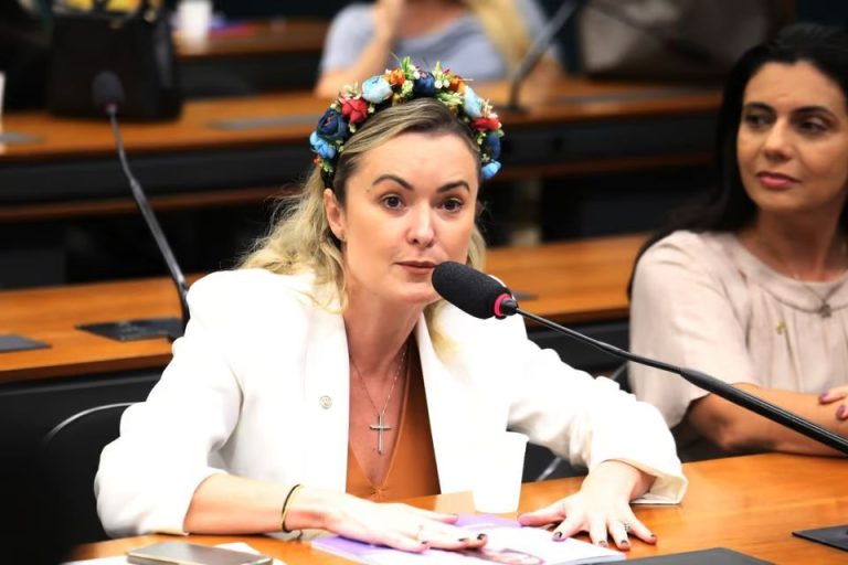 Júlia Zanatta protesta contra presidência de Érika Hilton