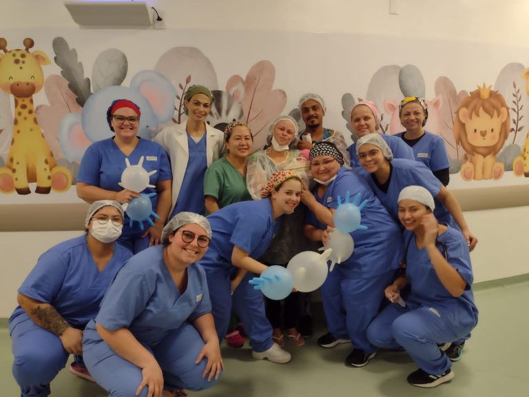 Após 101 dias internada, bebê prematura recebe alta hospitalar, em Criciúma