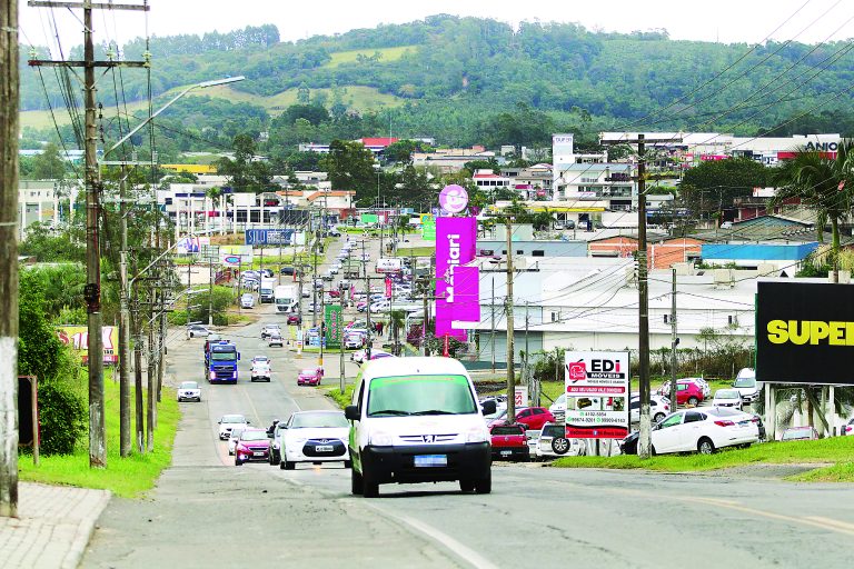 Avenida Luiz Lazzarin tem bloqueio parcial neste sábado