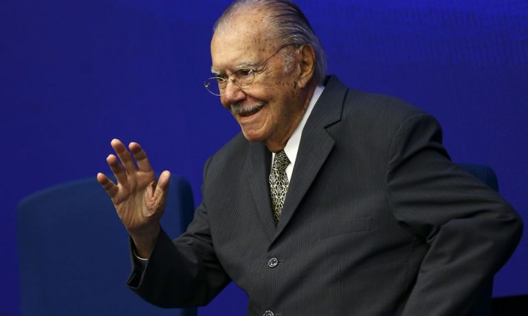 Ex-presidente José Sarney é internado com quadro de pneumonia