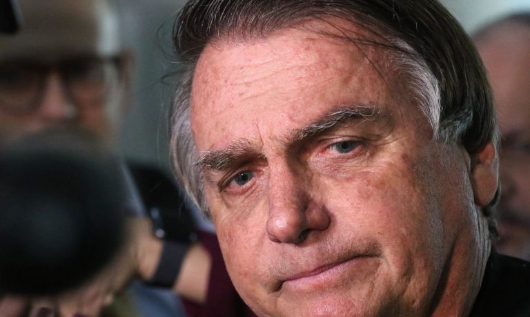 Bolsonaro é indiciado por fraude em cartão de vacinação de covid 