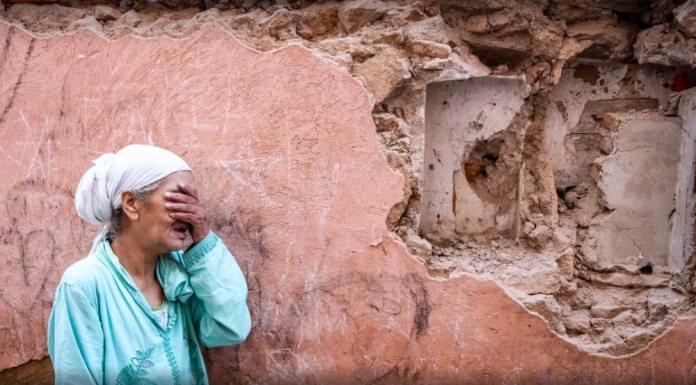 Moradora de Marrakesh em frente à sua casa danificada pelo terremoto — Foto: Fadel Senna/AFP