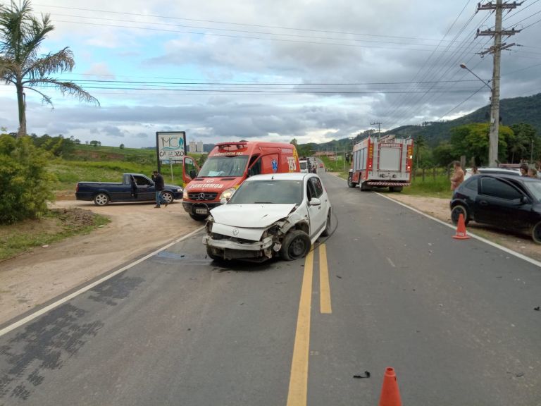 Colisão frontal entre carros deixa três pessoas feridas em Braço do Norte
