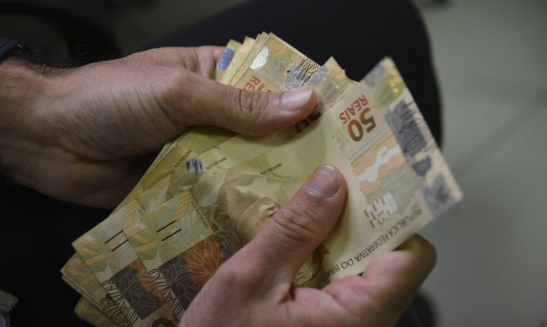 Renda média do brasileiro chega a R$ 1.893 por pessoa, mostra IBGE