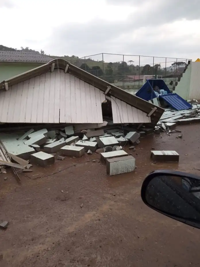 Ventos fortes causam destruição em São Joaquim
