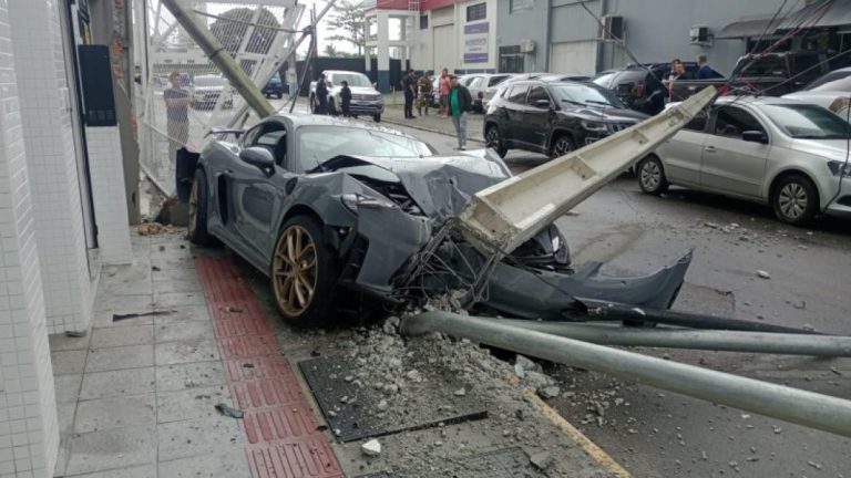 VÍDEO: Porsche de R$ 1 milhão fica destruído após acidente em Itapema