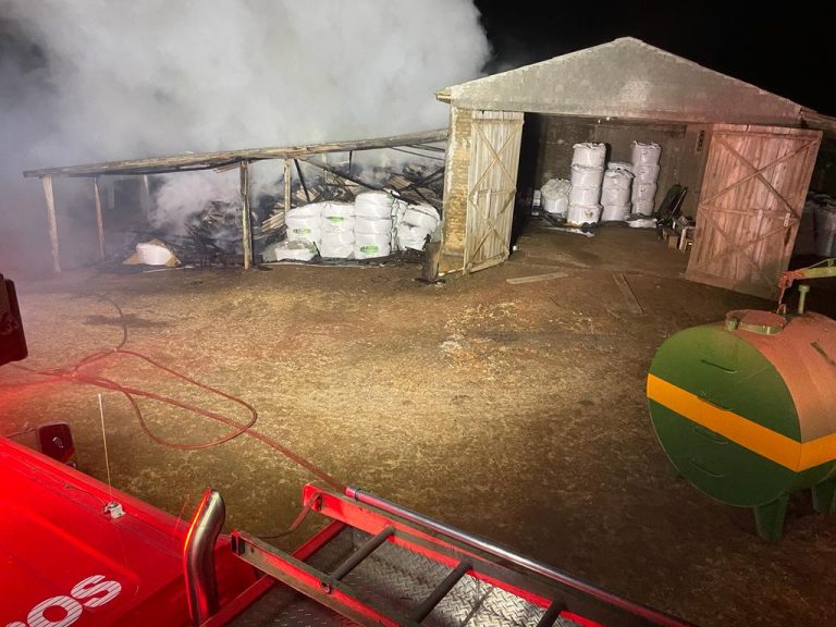 Galpão é destruído pelo fogo em São João do Sul