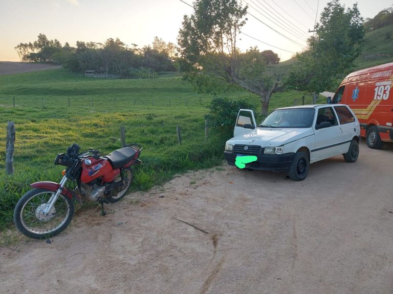 Colisão entre carro e moto deixa jovem ferido em Treze de Maio