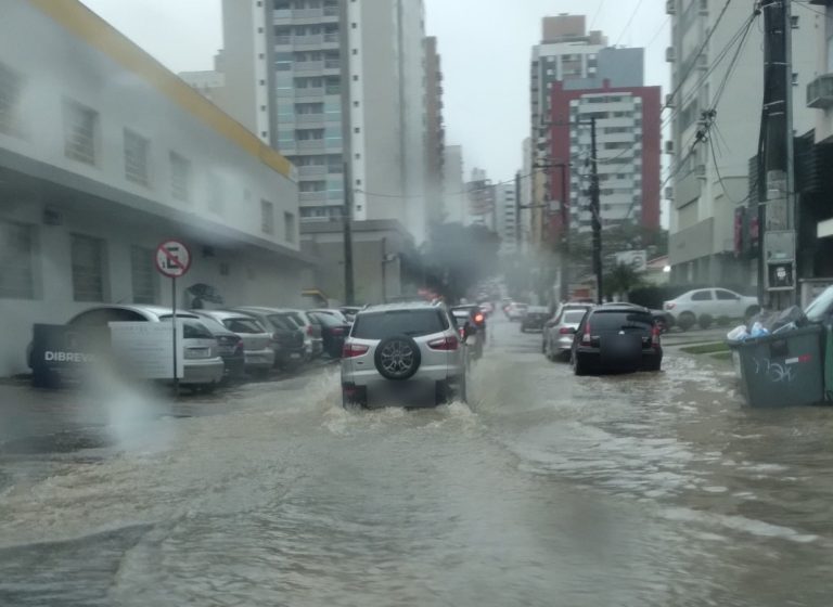 SC será ‘castigada’ por temporais e chuvas intensas nesta terça-feira