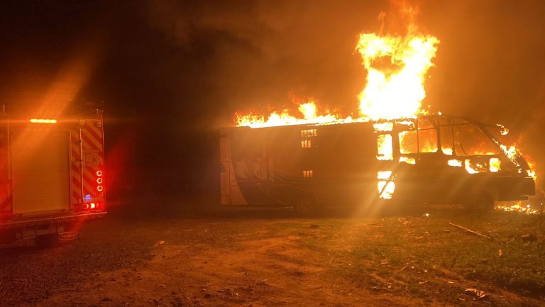 Motorhome é consumido pelo fogo em Balneário Gaivota