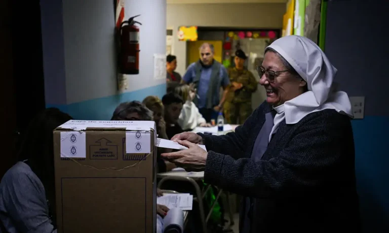 Internacional: Argentinos votam no segundo turno das eleições