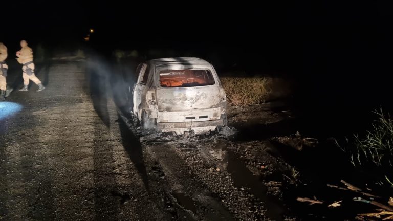 Veículo roubado é encontrado incendiado na Linha Batista