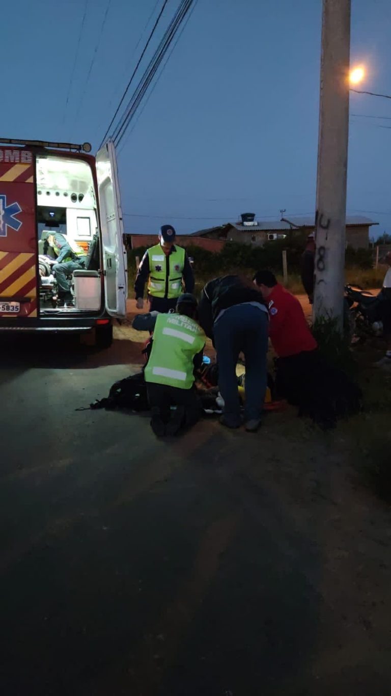 Homem fica em estado grave durante colisão de moto em poste