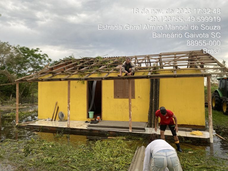Balneário Gaivota: família conta com a solidariedade para recomeço