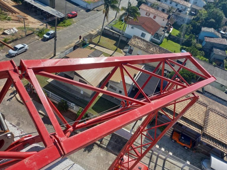Dois trabalhadores ficam feridos após queda de grua em construção