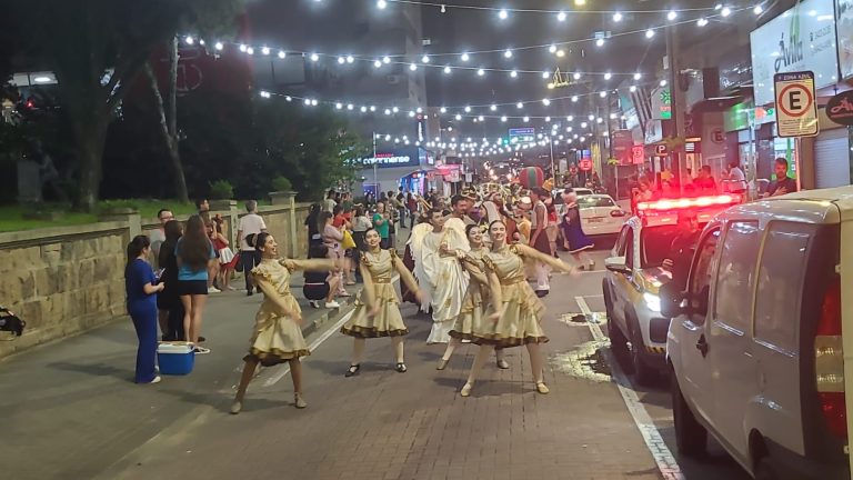 (vídeo) Desfile temático encanta público na abertura do Natal em Criciúma