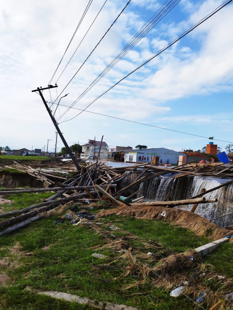 Rompimento de açude deixa moradores de Jaguaruna em meio ao caos