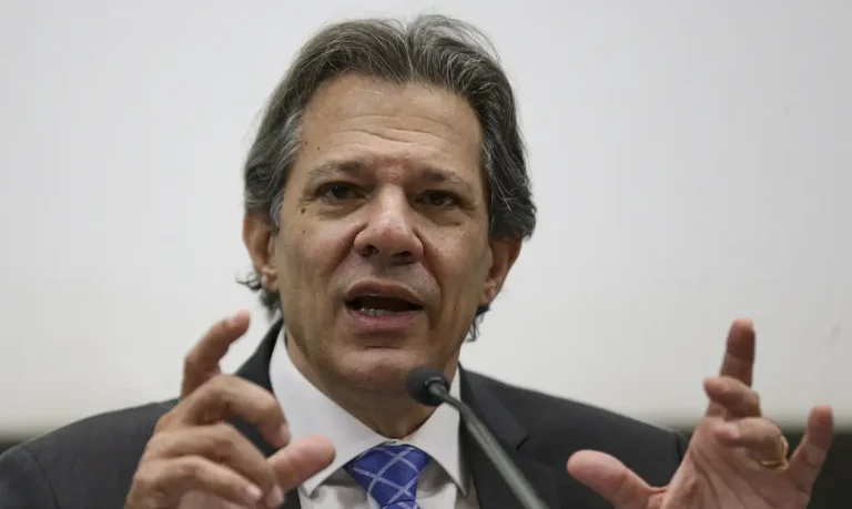 Fernando Haddad testa positivo para covid-19