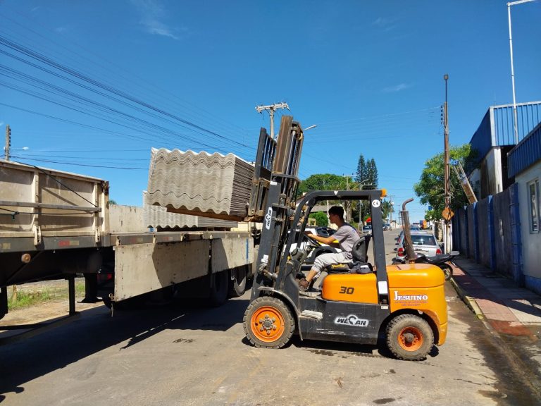 Ajuda a atingidos pelo tornado em Sombrio