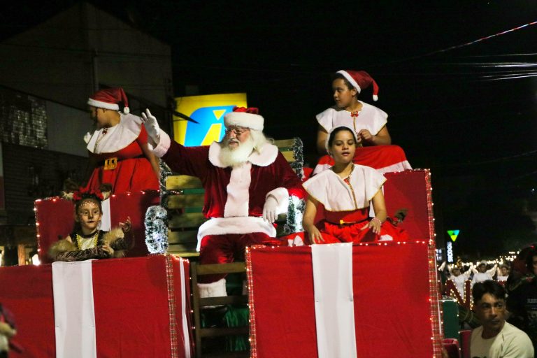 Desfile em Nova Veneza encanta público