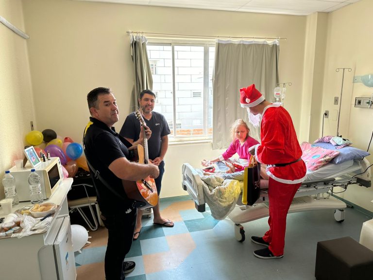 Voluntários levam música a alas e quartos do Hospital São José