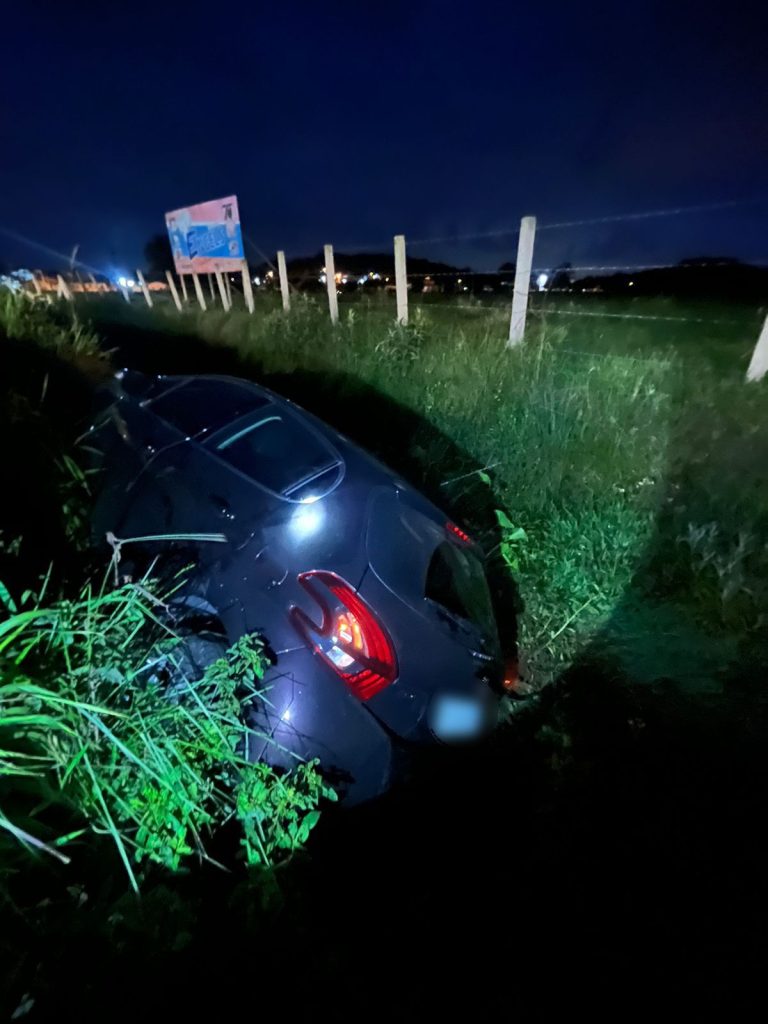 Motorista perde o controle e sai da pista em acesso de Morro Grande
