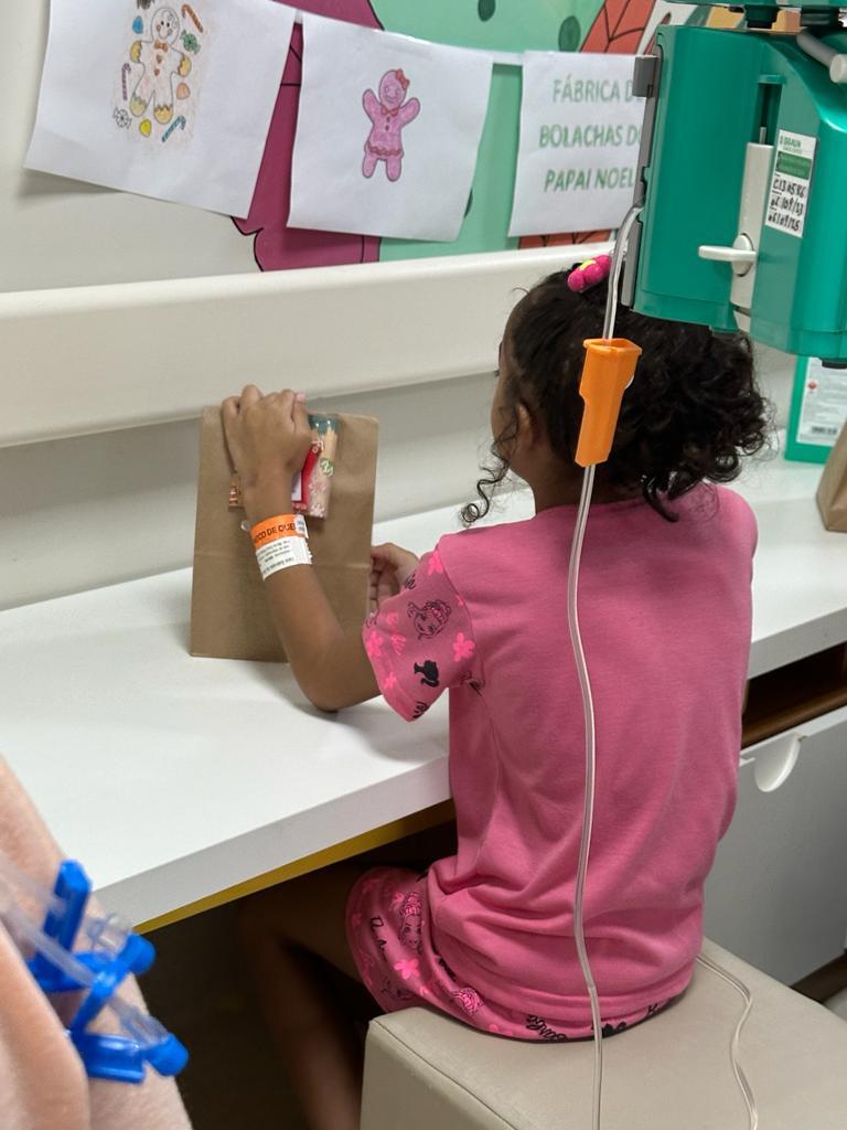 Criciúma: Crianças da oncopediatria participam de oficina de biscoitos