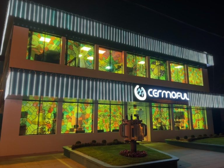 Morro da Fumaça: fachada iluminada é cenário para fotos natalinas