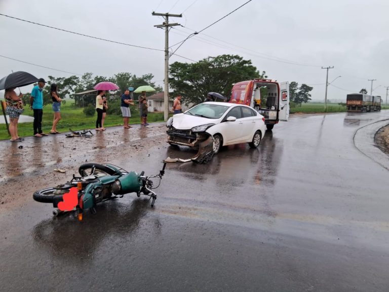 Içara: mulher fica gravemente ferida em colisão entre carro e moto