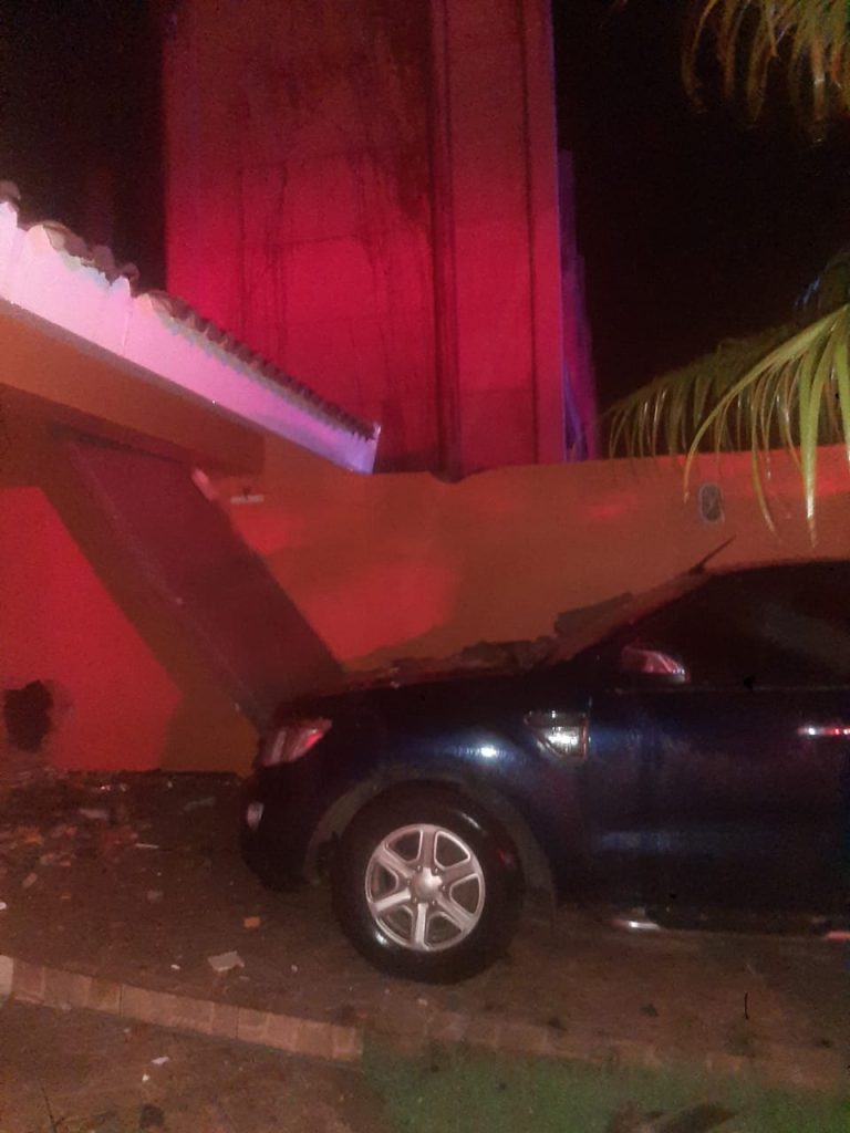 Prédio desaba e atinge residência vizinha