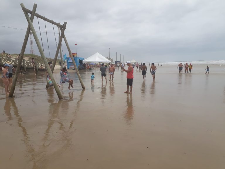 (vídeo) Maré alta atinge o Balneário Rincão