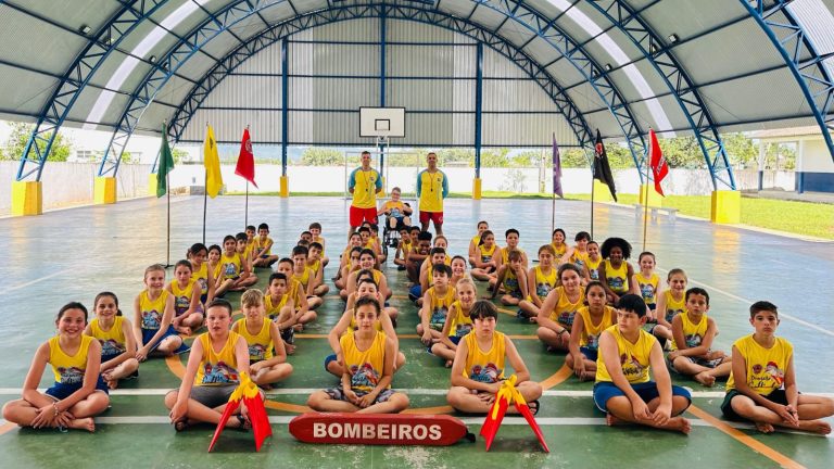 Bombeiros Militares de Criciúma forma crianças no Projeto Golfinho